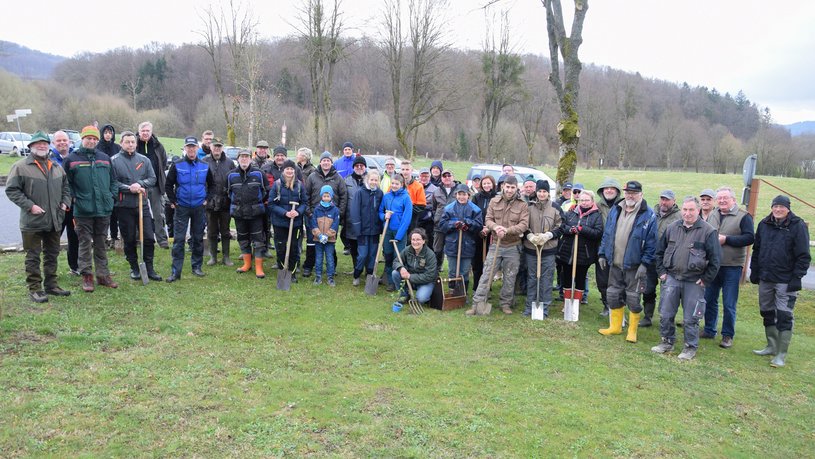 Rund 60 Mitbürger/innen aus Neuenheerse und aus der Umgebung unterstützten die Pflanzaktion im Neuenheerser Stiftswald. Foto: Bulk